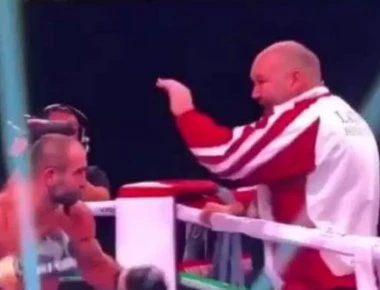 Μποξέρ έξαλλος στο ρινγκ επιτίθεται και... στον προπονητή του! (βίντεο)